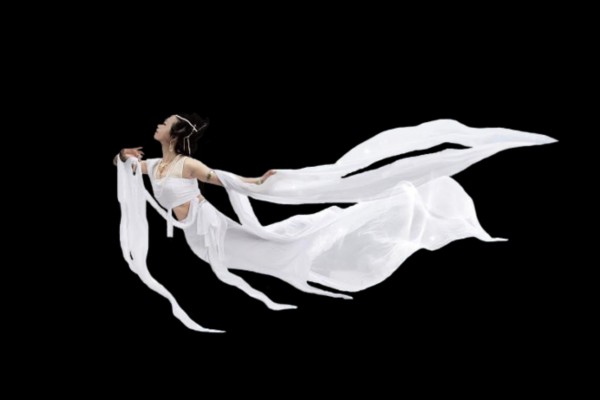 江滩边茶香袅袅，武汉夜景如画来